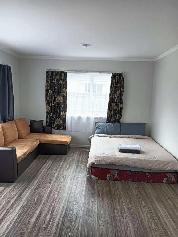 5 Beds including 3 Double Beds and 1 Double or 2 Single Sofa Beds at 22A Pererika Street - Resim 7