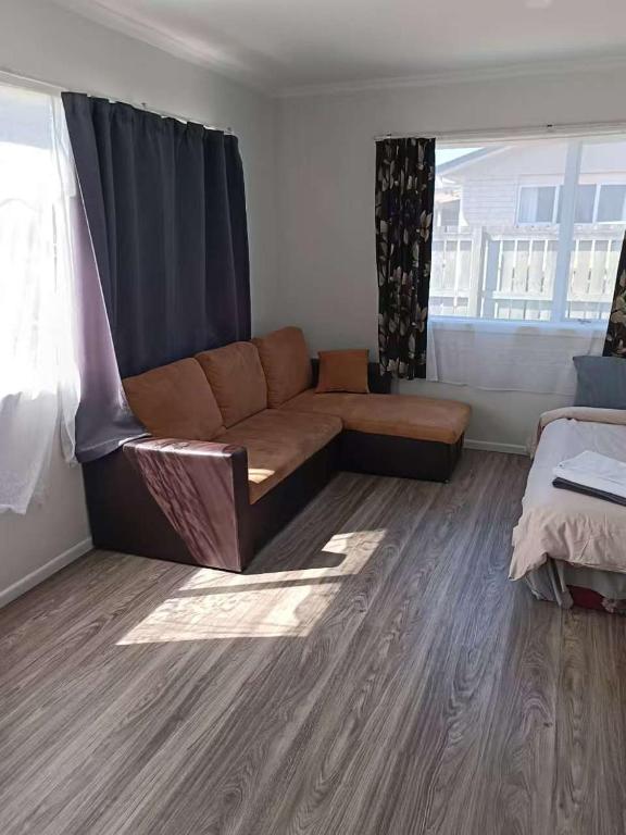 5 Beds including 3 Double Beds and 1 Double or 2 Single Sofa Beds at 22A Pererika Street - Resim 2