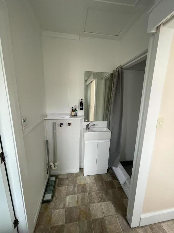 5 Beds including 3 Double Beds and 1 Double or 2 Single Sofa Beds at 22A Pererika Street - Resim 5