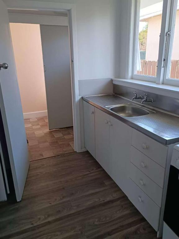 5 Beds including 3 Double Beds and 1 Double or 2 Single Sofa Beds at 22A Pererika Street - Resim 3