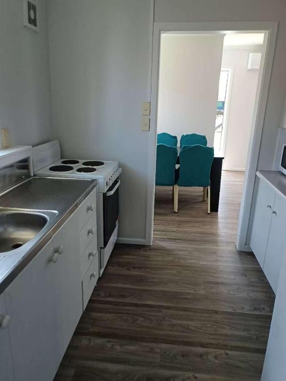 5 Beds including 3 Double Beds and 1 Double or 2 Single Sofa Beds at 22A Pererika Street - Resim 16