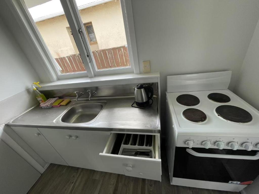 5 Beds including 3 Double Beds and 1 Double or 2 Single Sofa Beds at 22A Pererika Street - Resim 4