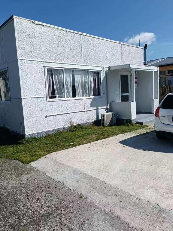 5 Beds including 3 Double Beds and 1 Double or 2 Single Sofa Beds at 22A Pererika Street - Resim 9