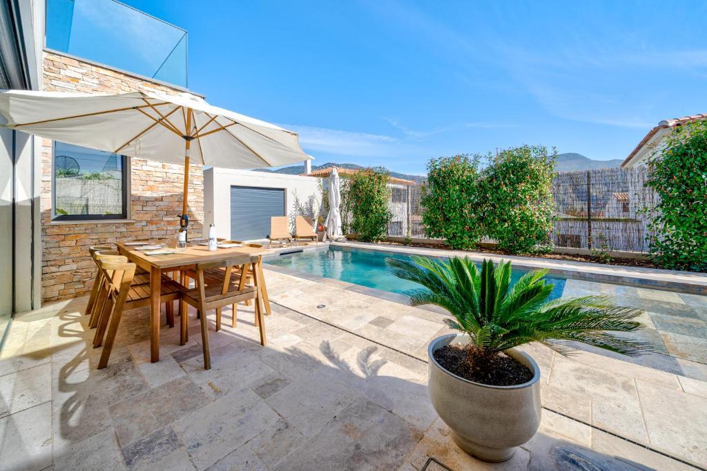 Πισίνα στο ή κοντά στο Villa Moderne avec Piscine Privée - Proche de Nice