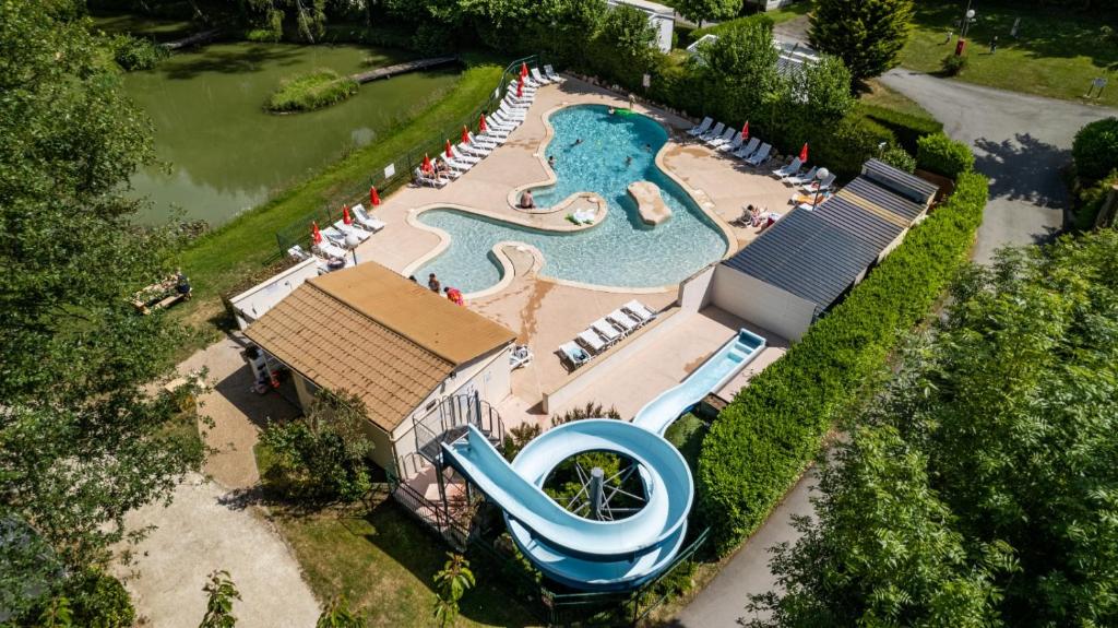 une vue aérienne d'un parc aquatique avec piscine dans l'établissement Mobil Home XXL 4 chambres - Camping Country Park, à Touquin