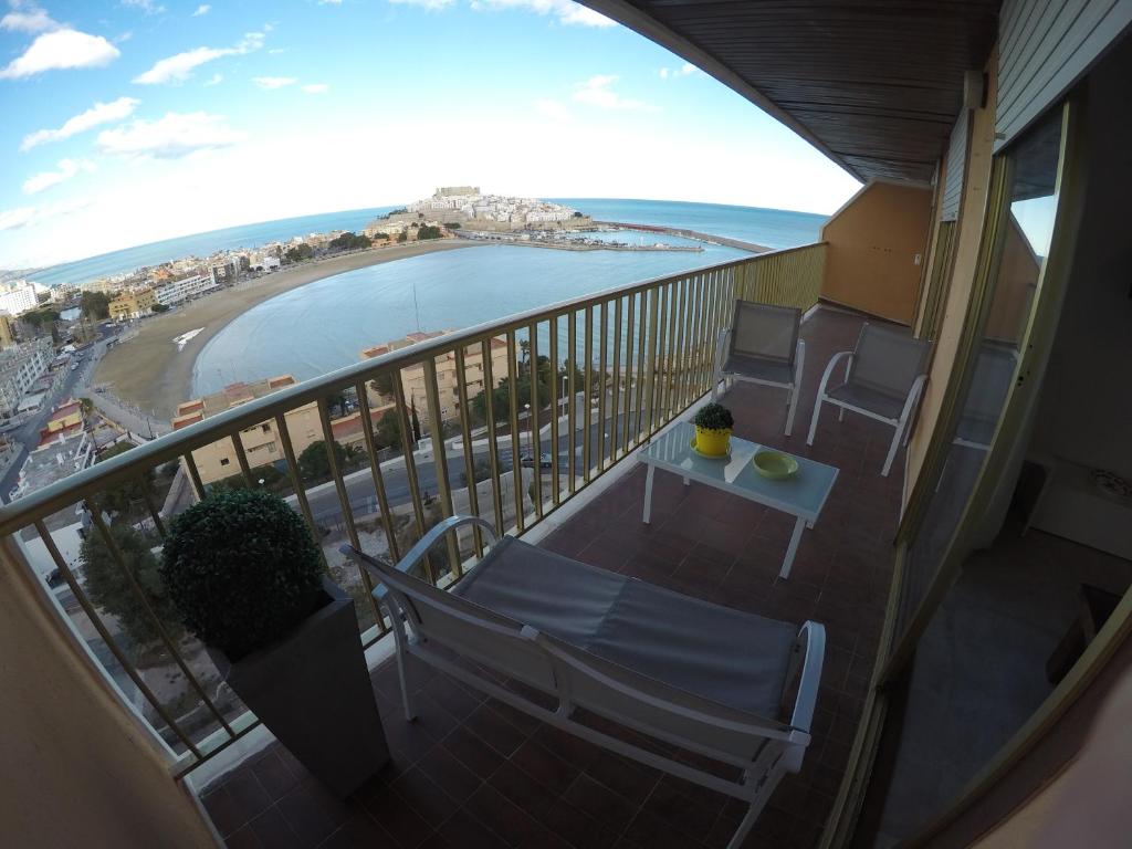 uma varanda com mesa e cadeiras e vista para o oceano em Cerro Mar em Peníscola