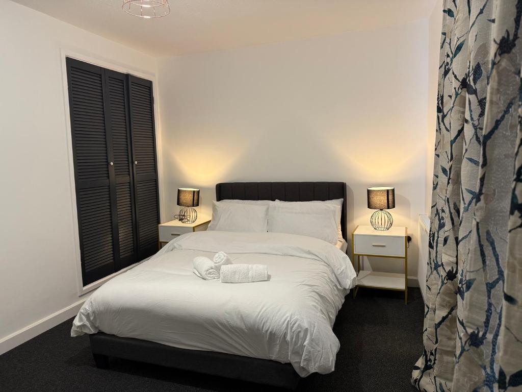 En eller flere senge i et værelse på Stunning 4-Bed House in Bridgend