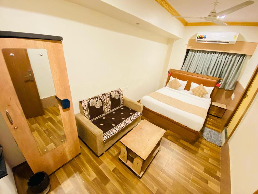 Postel nebo postele na pokoji v ubytování Hotel ABC Satellite Prahlad Nagar