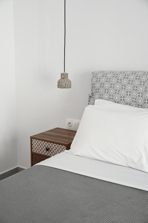 Postel nebo postele na pokoji v ubytování Glaronisia Hotel
