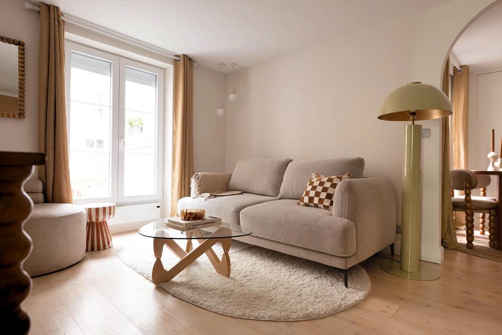 un salon avec un canapé et une table dans l'établissement 4P 1BR - Fully Renovated - Step from Place Vendôme, à Paris