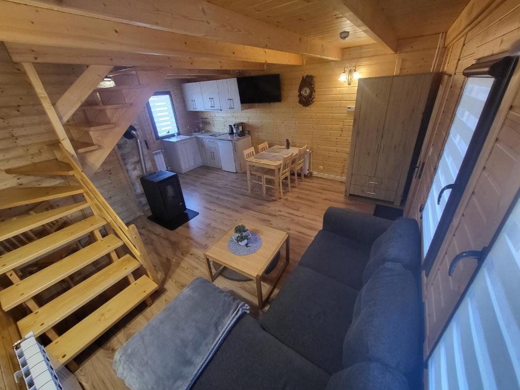 TV a/nebo společenská místnost v ubytování Domki Jagodna-Spalona 6D jacuzzi