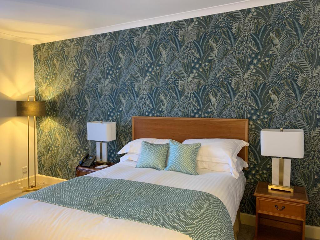 Postel nebo postele na pokoji v ubytování Garvock House Hotel