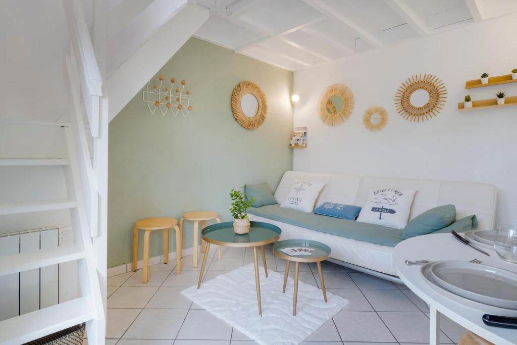 un salon avec un canapé et une table dans l'établissement Maisonnette conviviale Piscine Activités pour Tous, à Guérande