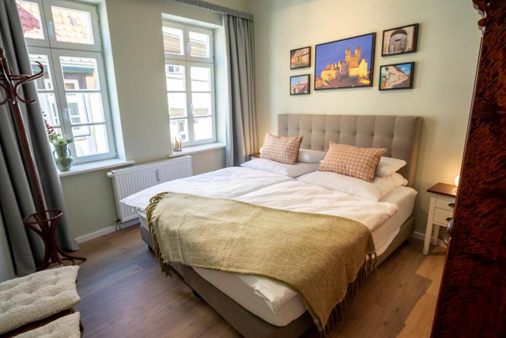 Postel nebo postele na pokoji v ubytování Fewo Lange Gasse 4 -1 Obergeschoss inkl Parkplatz