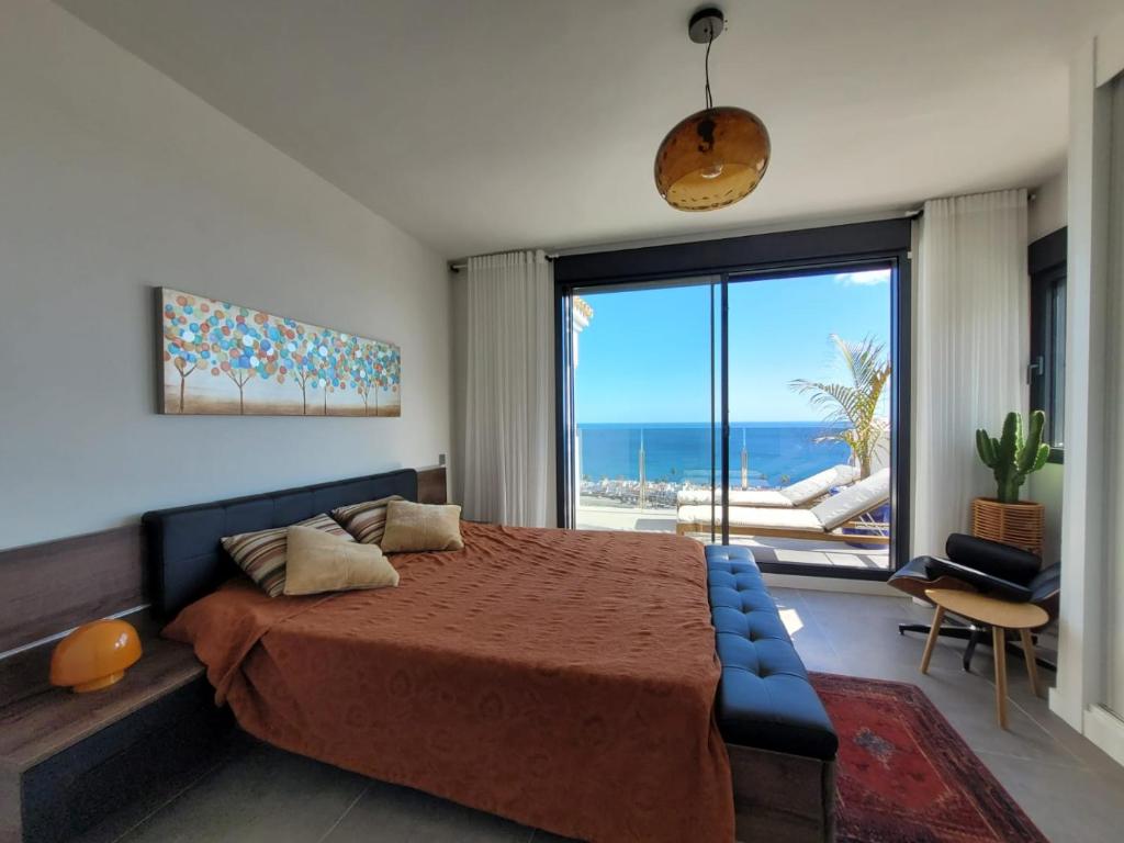 Ένα ή περισσότερα κρεβάτια σε δωμάτιο στο Luxury penthhouse sea views Blue Suite 3401