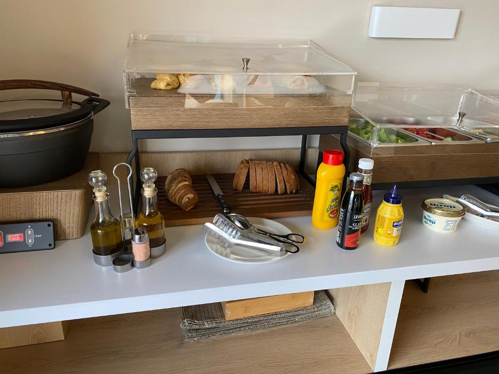 Kuchyň nebo kuchyňský kout v ubytování Si Hotel Tirana