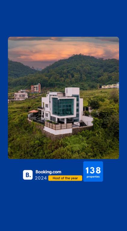 una imagen de un edificio en medio de un campo en EKOSTAY Gold - Gravity Villa, en Lonavala