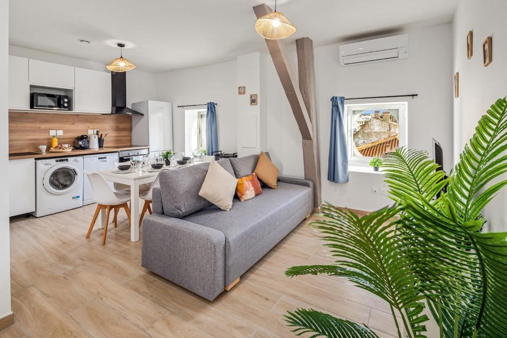 a living room with a couch and a table at Charming T4 - Cosy Air Conditioning in Béziers