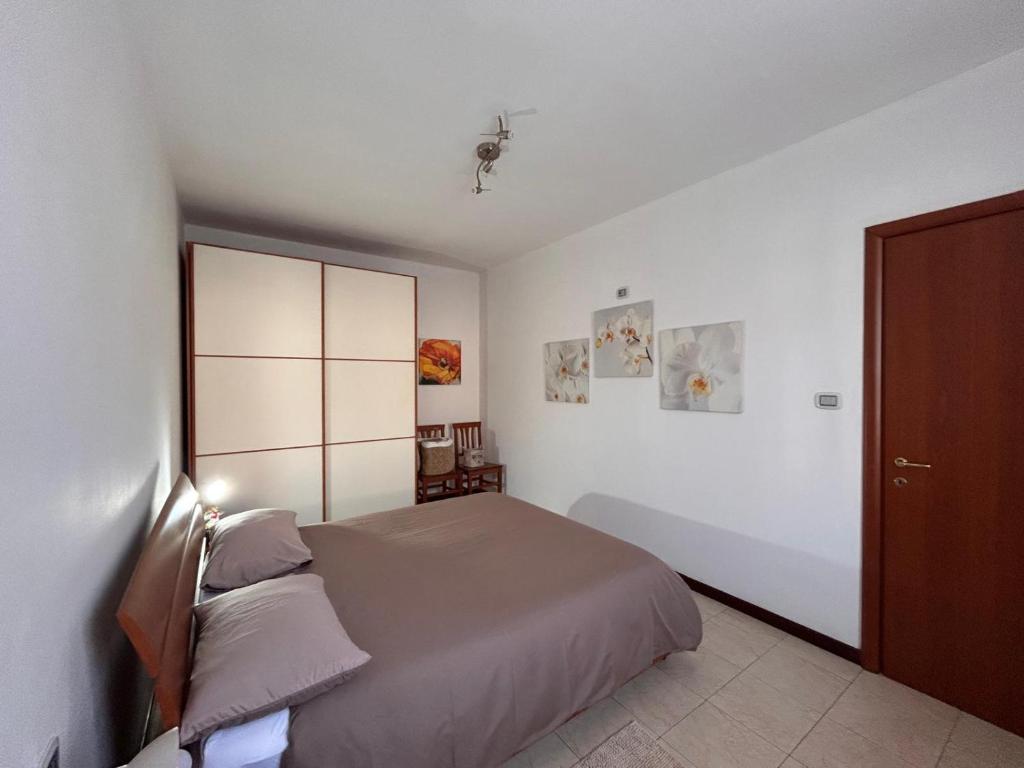 a bedroom with a large bed and a closet at Residenza dell'Arco in Gambolò