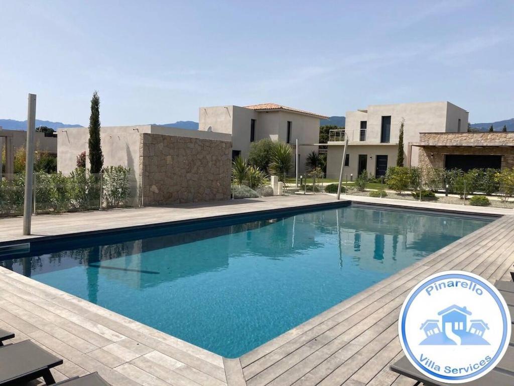 une piscine devant une villa dans l'établissement tianau, à Lecci