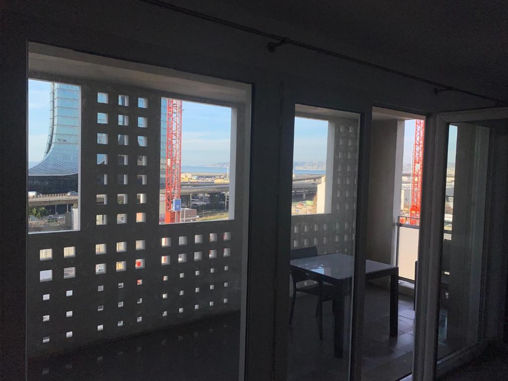 Balkón alebo terasa v ubytovaní Apparemment lumineux (3 lits, 2 chambres, 1 salon) 2ème Arrondissement