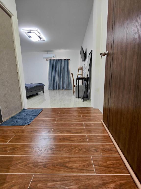 Postel nebo postele na pokoji v ubytování Sleep@819 รีสอร์ท
