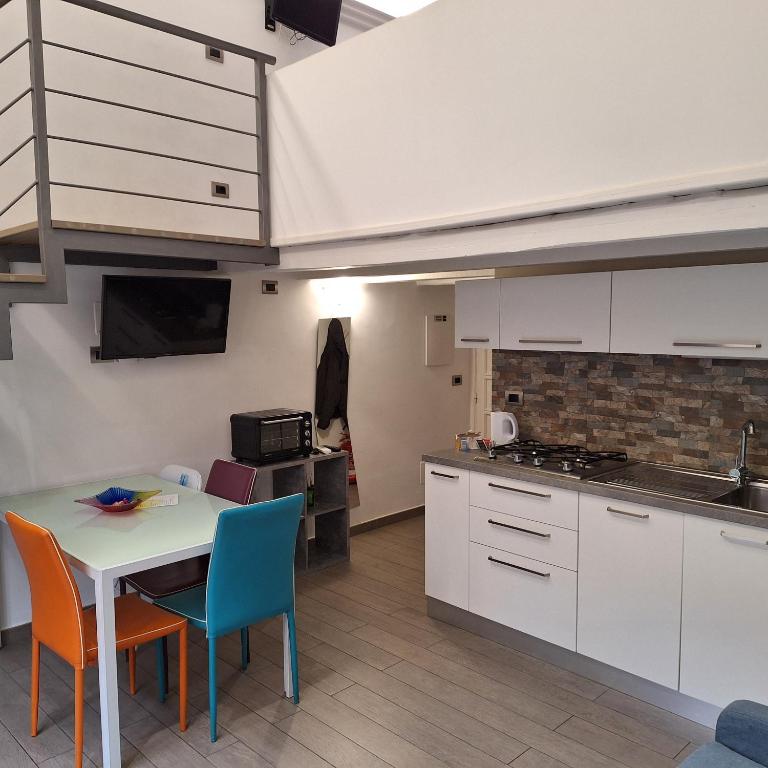 Kuchnia lub aneks kuchenny w obiekcie Taormina Rainbow House