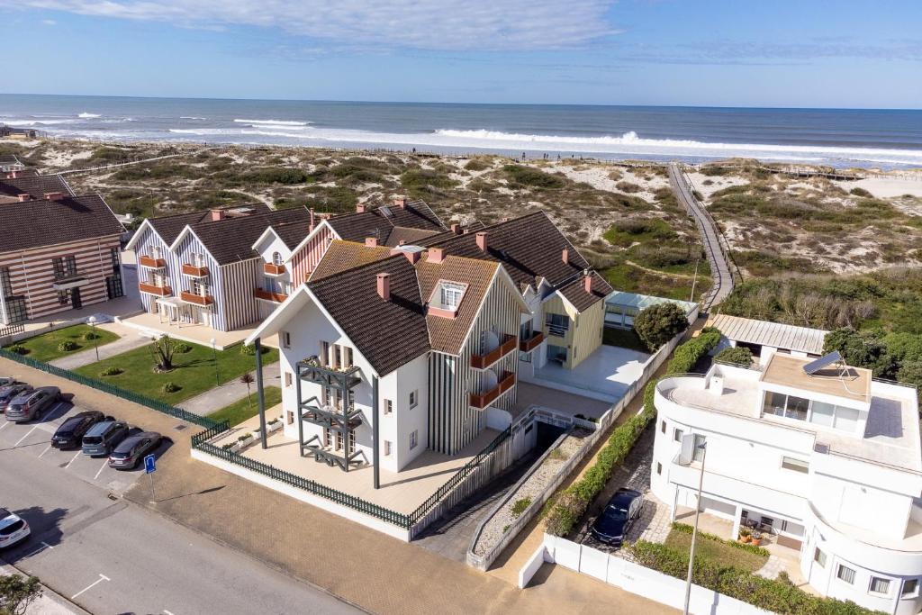 - une vue aérienne sur une maison sur la plage dans l'établissement Biarritz - Varanda da Ria, à Costa Nova