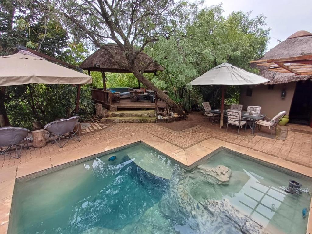 Bazén v ubytování Adorable unique guest house - African bush feel nebo v jeho okolí
