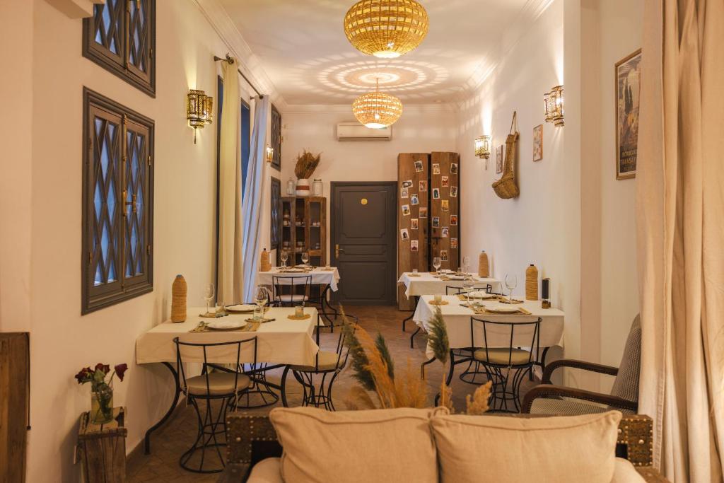 un restaurant avec des tables et des chaises dans une salle dans l'établissement Riad Amya & Spa, à Marrakech