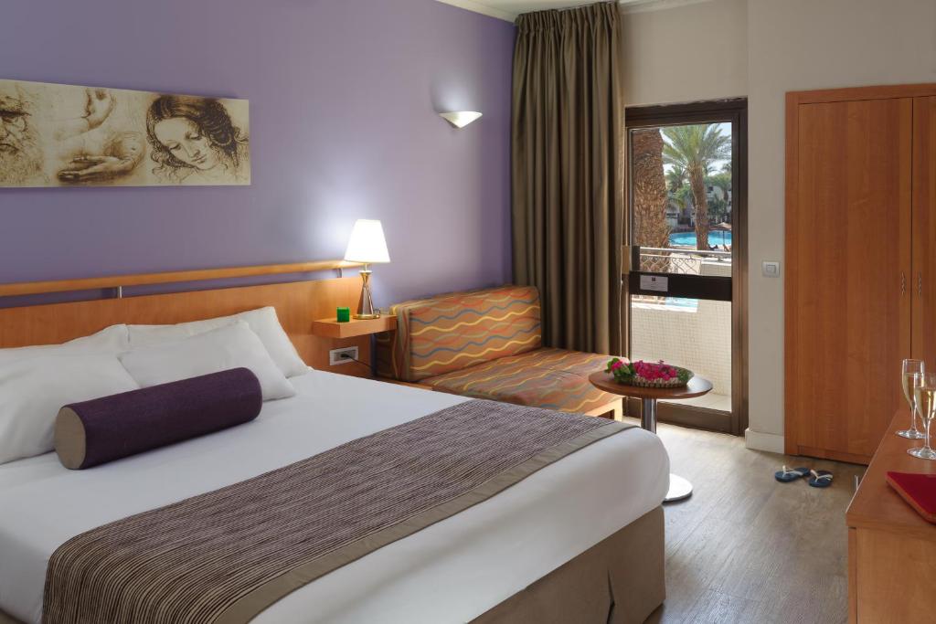 Ein Bett oder Betten in einem Zimmer der Unterkunft Leonardo Privilege Eilat Hotel - All inclusive