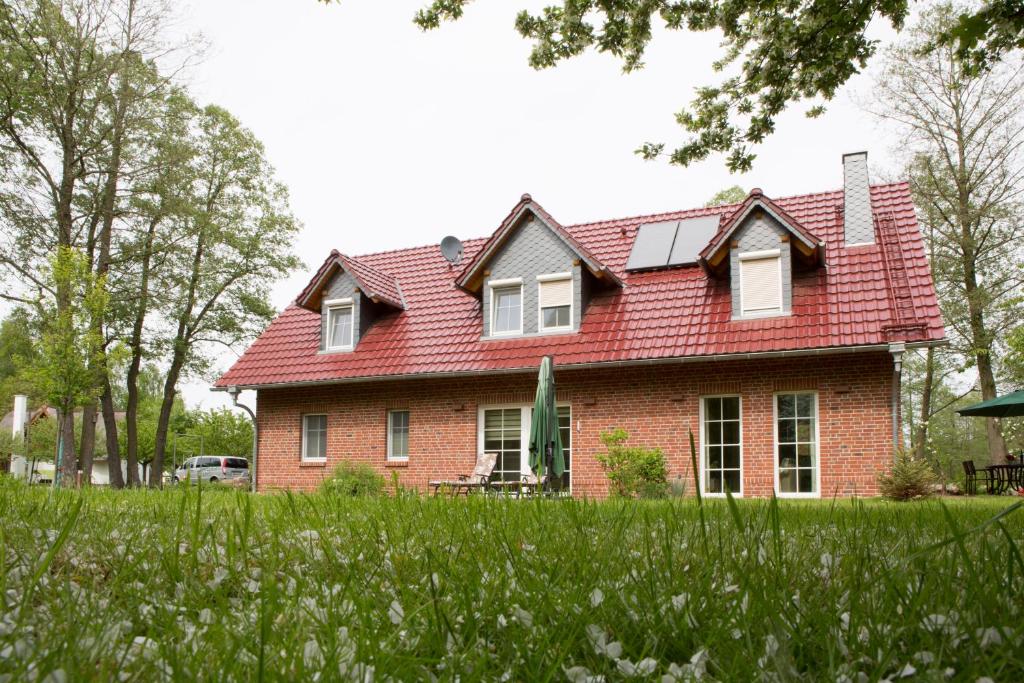 ein rotes Haus mit rotem Dach in der Unterkunft Spreewald Lodge in Burg