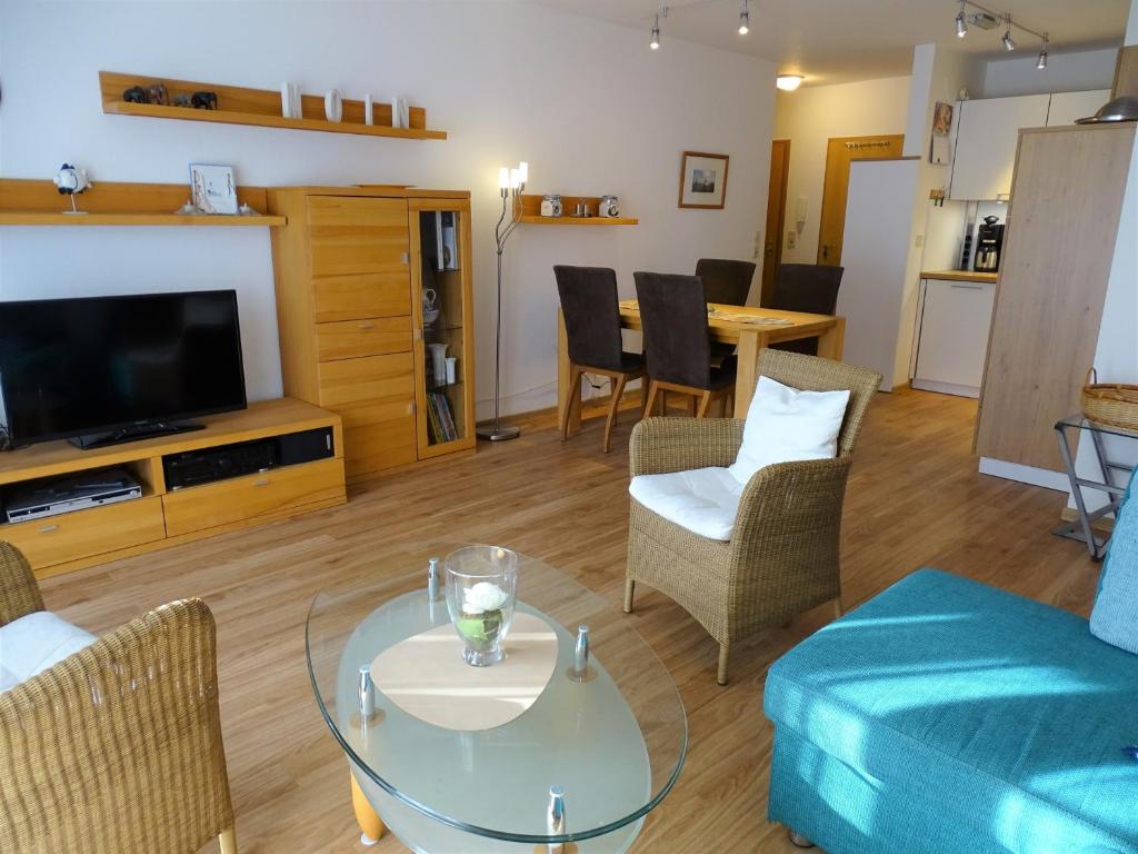 ein Wohnzimmer mit Couch und Tisch in der Unterkunft An der Aue 7 Whg 2 in Dahme