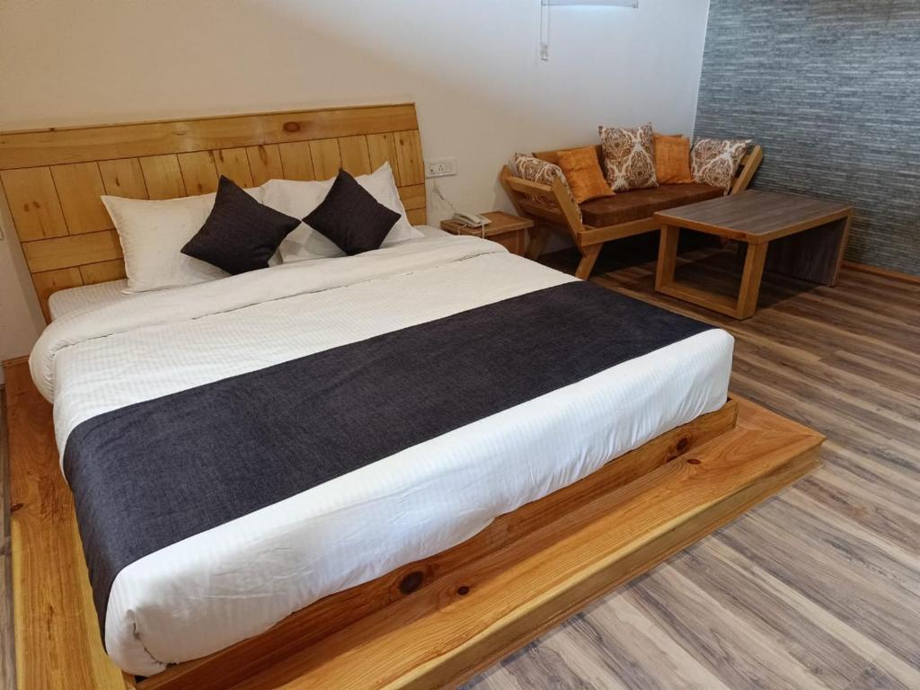 Postel nebo postele na pokoji v ubytování Trimounts-A Boutique Hotel & Wellnes Center in Tirthan Valley