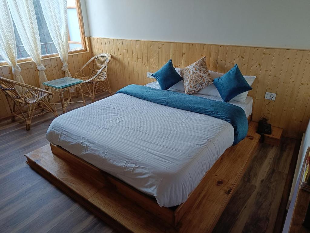 Postel nebo postele na pokoji v ubytování Trimounts-A Boutique Hotel & Wellnes Center in Tirthan Valley