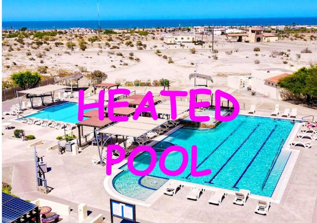 Πισίνα στο ή κοντά στο Casa Sunrise - El Dorado Ranch Vacation Rental Home