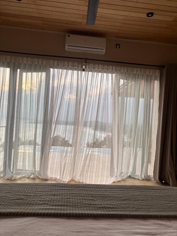Postel nebo postele na pokoji v ubytování Aether Hilltop Villas