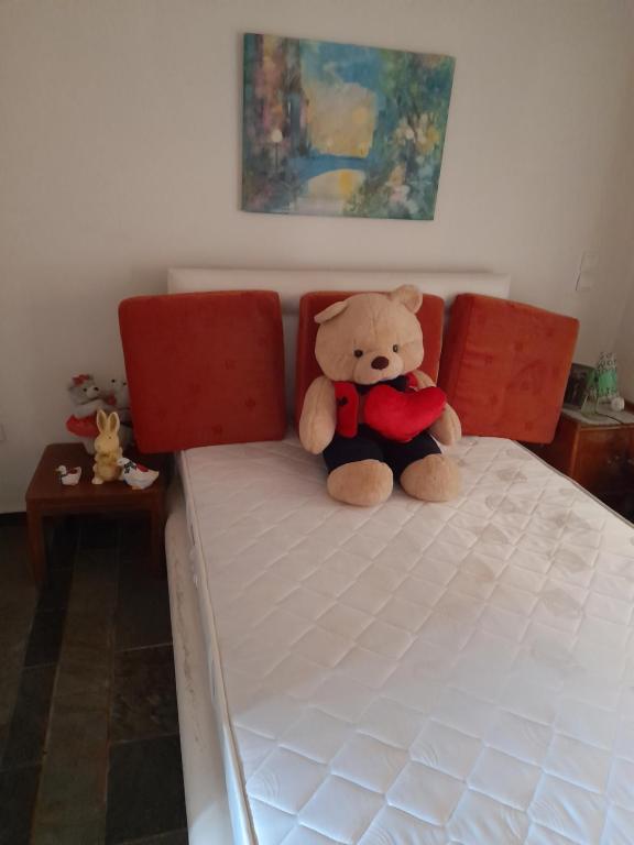 Giường trong phòng chung tại Cozy Christina