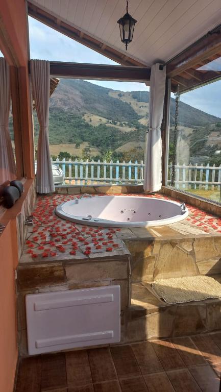 Nespecifikovaný výhled na hory nebo výhled na hory při pohledu z luxury tent