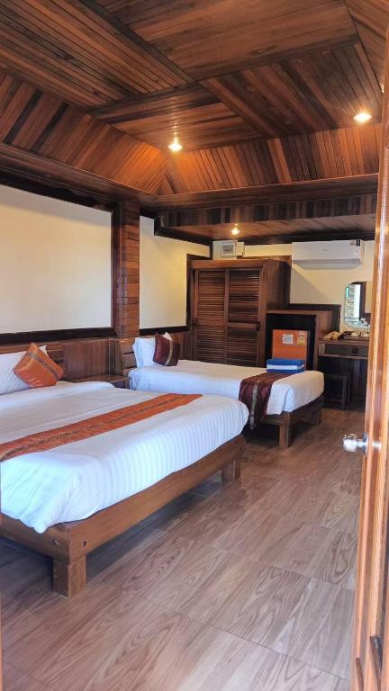 Postel nebo postele na pokoji v ubytování Sangsawan Palace Khaolak Resort