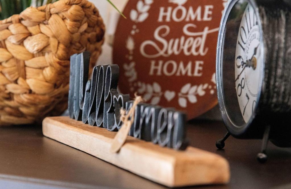 un gruppo di coltelli su un tavolo accanto a un orologio di MarEwa Ferien a Mechernich