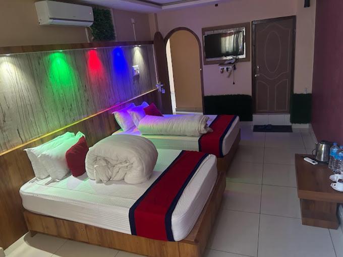Ένα ή περισσότερα κρεβάτια σε δωμάτιο στο Pathivara Hotel
