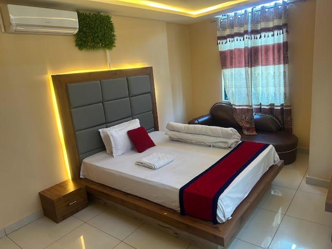 Ένα ή περισσότερα κρεβάτια σε δωμάτιο στο Pathivara Hotel