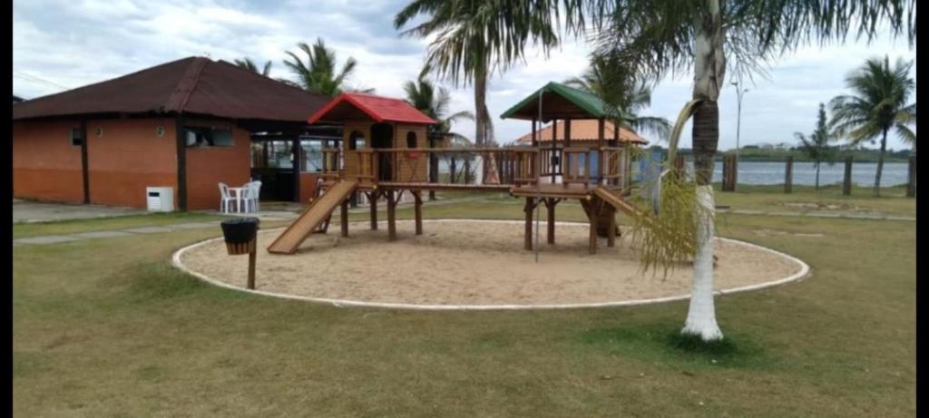 ein Spielplatz in einem Park neben einem Haus in der Unterkunft Condomínio Marina Clube in São Pedro da Aldeia