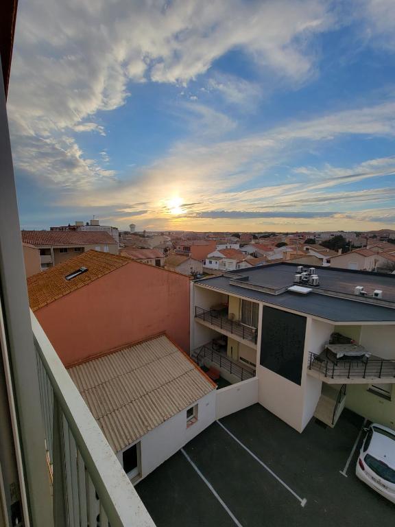 une vue d'une ville depuis un balcon dans l'établissement Studio centre port Valras, à Valras-Plage