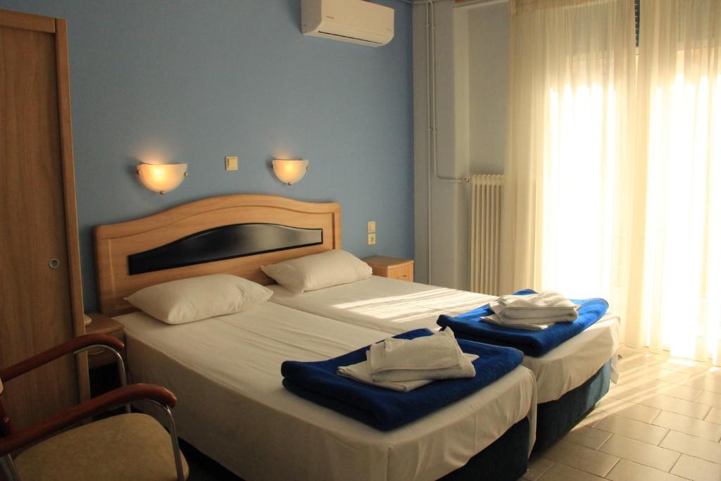 Łóżko lub łóżka w pokoju w obiekcie Hôtel Argo