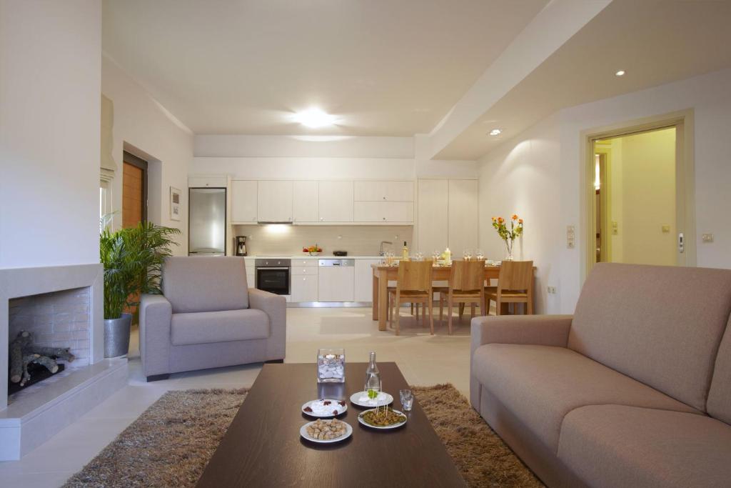 sala de estar con sofá y mesa en Ikia Luxury Homes, en Gonia