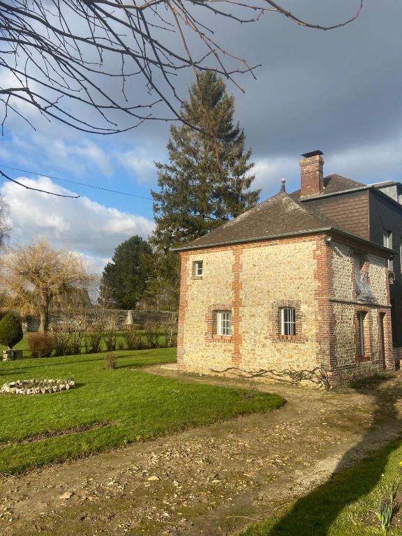 une vieille maison en briques dans une cour avec une allée. dans l'établissement Inès, à Honfleur
