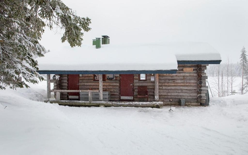 Το Kelo 24, kahden makuuhuoneen kelomökki Syötteellä, valaistun ladun vieressä τον χειμώνα