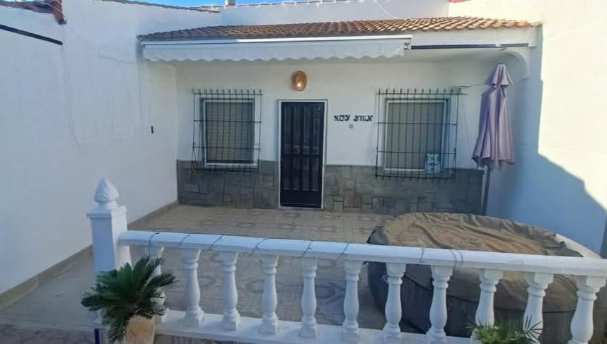 een wit huis met een balkon met een bed bij Muy bien in San Javier